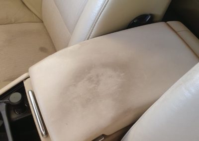 Renovace kůže a čištění interiéru auta VOLVO V70 opěrka před