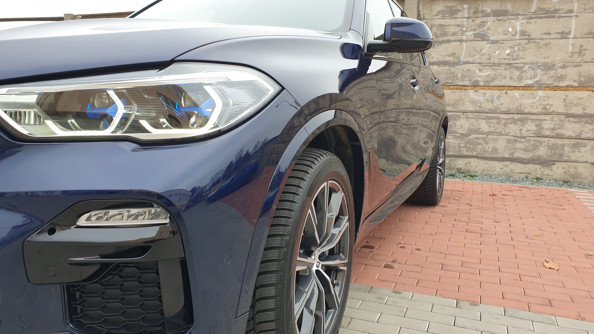 Keramická ochrana laku a leštění auta BMW X5 detail světlometu