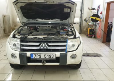 Renovace světlometů a leštění karoserie auta MITSUBISHI PAJERO detail u volantu