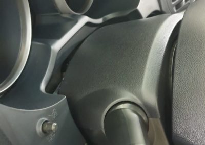 Renovace světlometů a leštění karoserie auta MITSUBISHI PAJERO detail u volantu