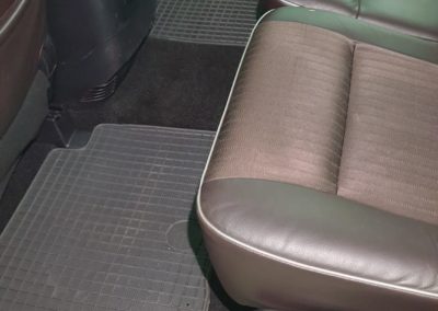 Renovace světlometů a leštění karoserie auta MITSUBISHI PAJERO zadní sedačky po