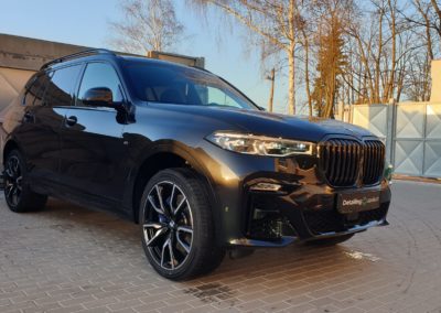 BMW X7 - Pohled na pravé přední světlo