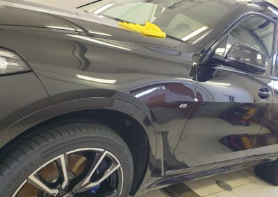 BMW X7 - Pohled na levý přední nárazník