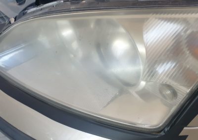 Ford Mondeo - Levý světlomet před renovací pohled mírně shora