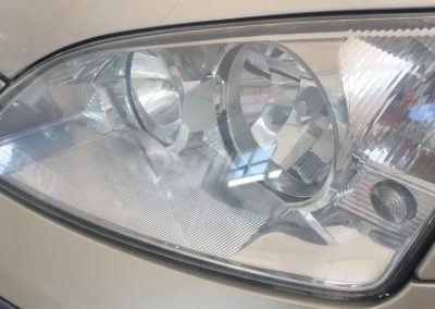 Ford Mondeo - Levý světlomet po renovaci pohled mírně shora