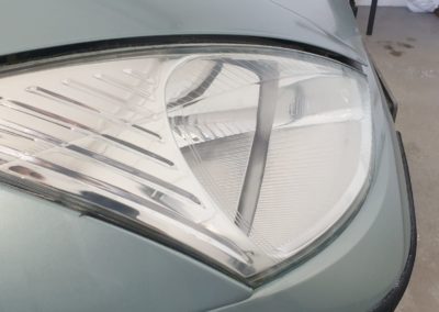 Ford Focus pohled na pravé světlo po renovaci zboku