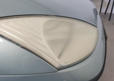 Ford Focus pohled na pravé světlo před renovací zboku