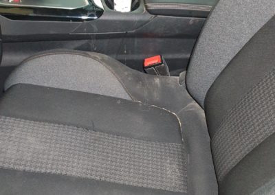 čištění interiéru auta Peugeot 5008 - znečištěné přední sedačky