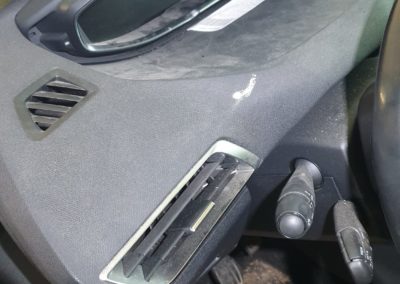 čištění interiéru auta Peugeot 5008 - znečištěná palubní deska