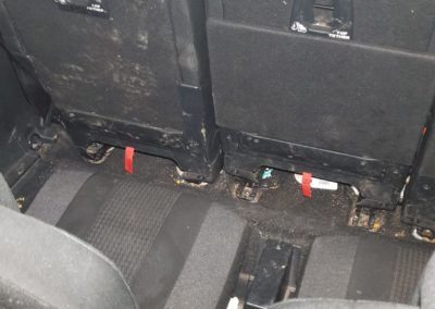 čištění interiéru auta Peugeot 5008 - znečištěné zadní sedačky