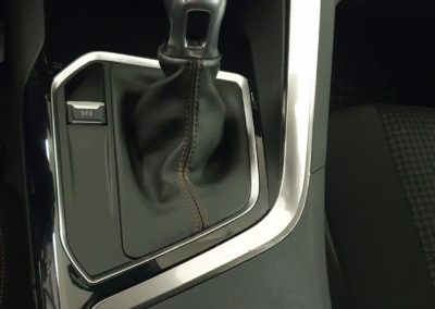 čištění interiéru auta Peugeot 5008 - po zákroku - vyčištěná řadící páka