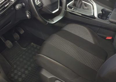 čištění interiéru auta Peugeot 5008 - po zákroku - vyčištěné sezení řidiče