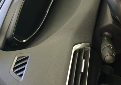 čištění interiéru auta Peugeot 5008 - po zákroku - vyčištěná palubní deska