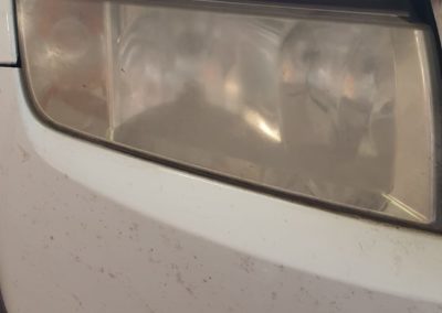 detailní foto před zákrokem leštění světel automobilu Škoda Fabia