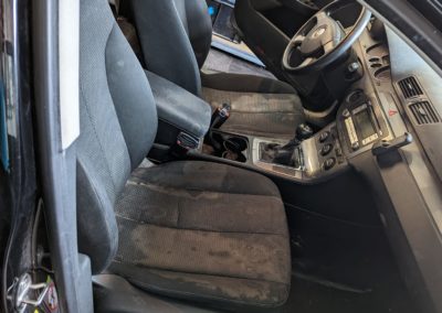 špinavý interior vozu vw golf