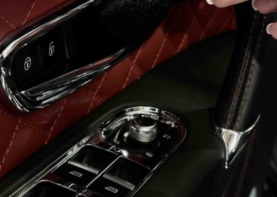 detailní foto ručního mytí interiéru Bentley bentayga