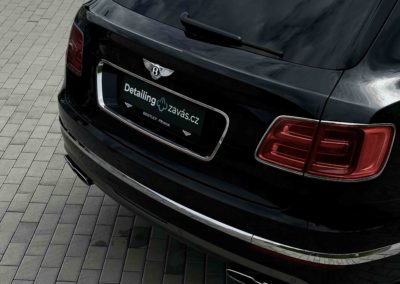 zadní část vozu bentley bentayga po ručním mytí vozu