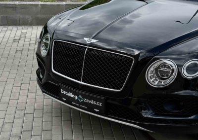 kapota vozu bentley bentayga po ručním mytí auta