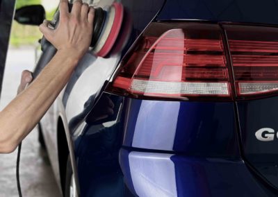 leštění laku auta VW Golf za použití profesionálního vybavení