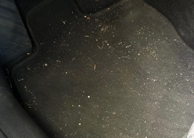 špinavé koberečky před čištěním interiéru auta škoda octavia