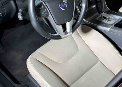 výsledek po čištění interiéru vozu Volvo detailní foto sedačky řidiče